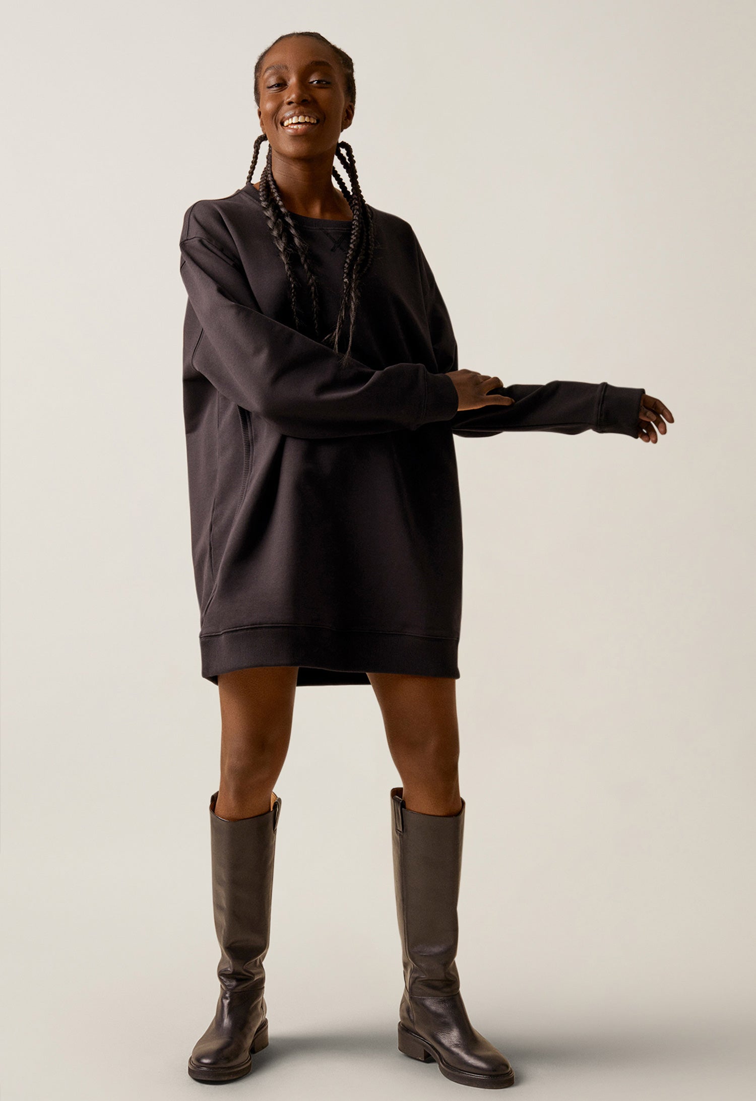 Oversized-sweatshirt imetystoiminnolla - Musta