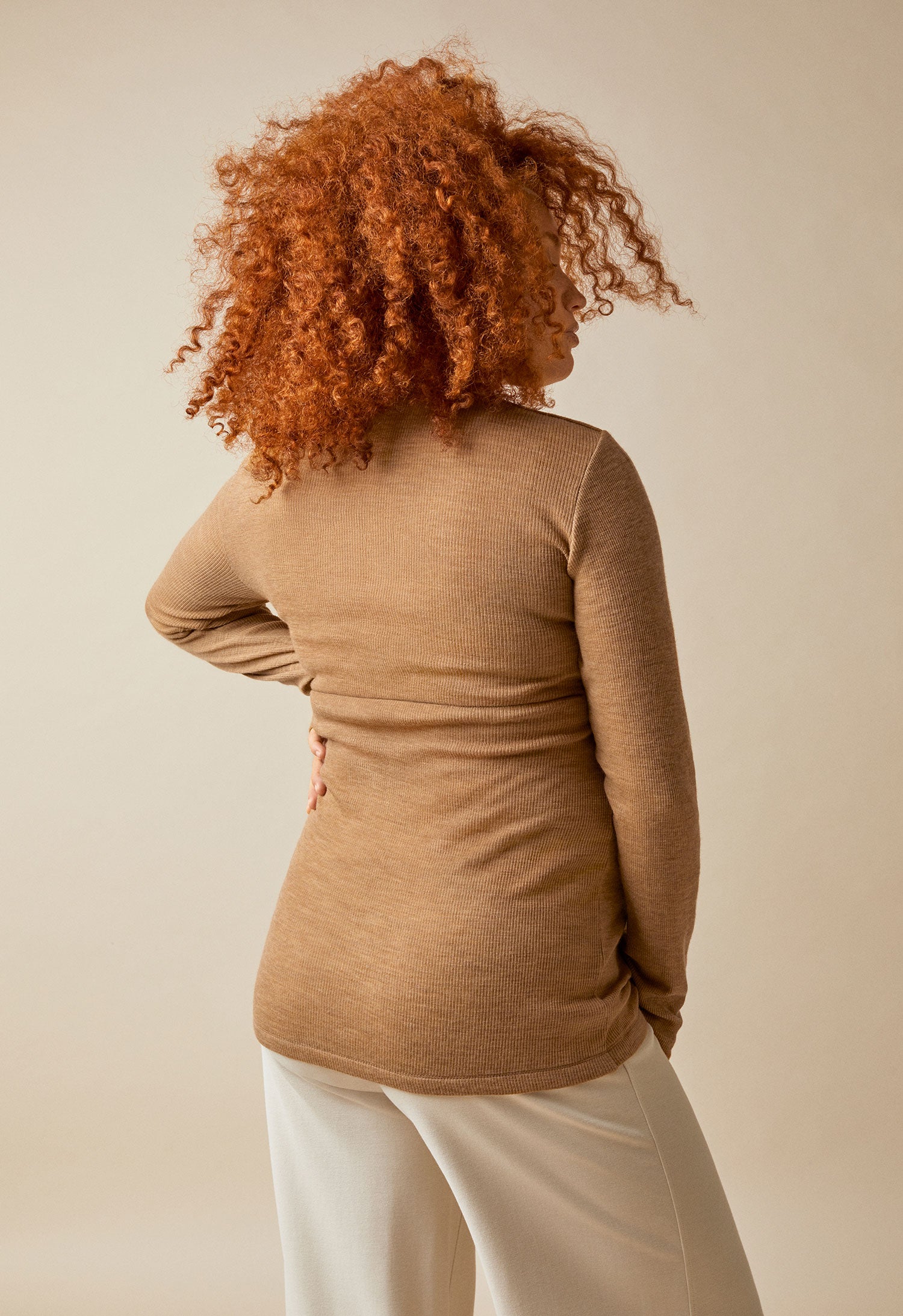 Ribbineulottu toppi merinovillasta - ruskea meleerattu