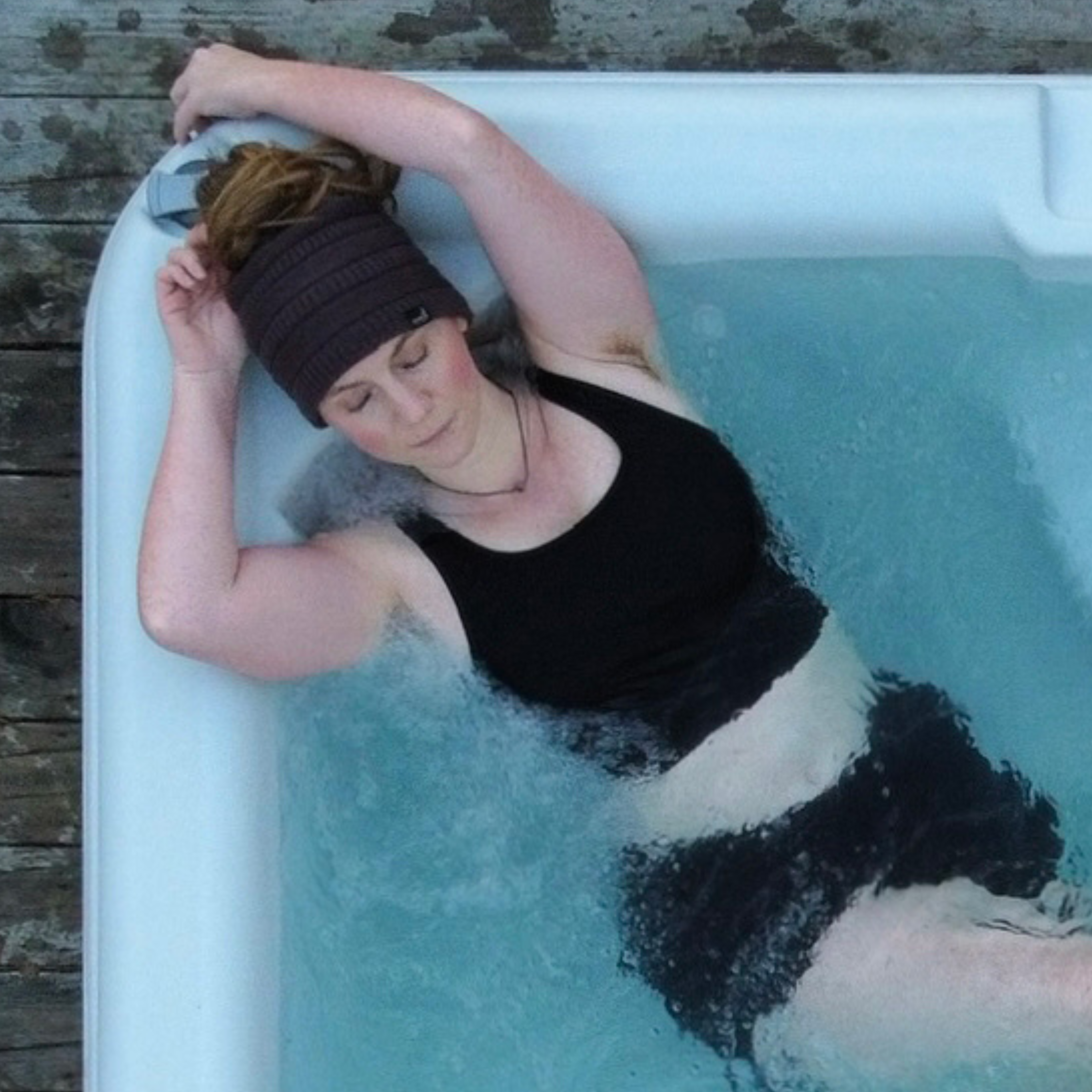 Ribbineulottu bikinitoppi - Musta